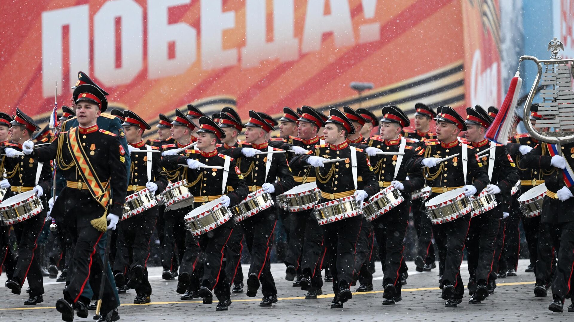 Рота барабанщиков Московского военно-музыкального училища им. генерал-лейтенанта В.М.Халилова на военном параде на Красной площади в честь 79-летия Победы в Великой Отечественной войне - РИА Новости, 1920, 09.05.2024