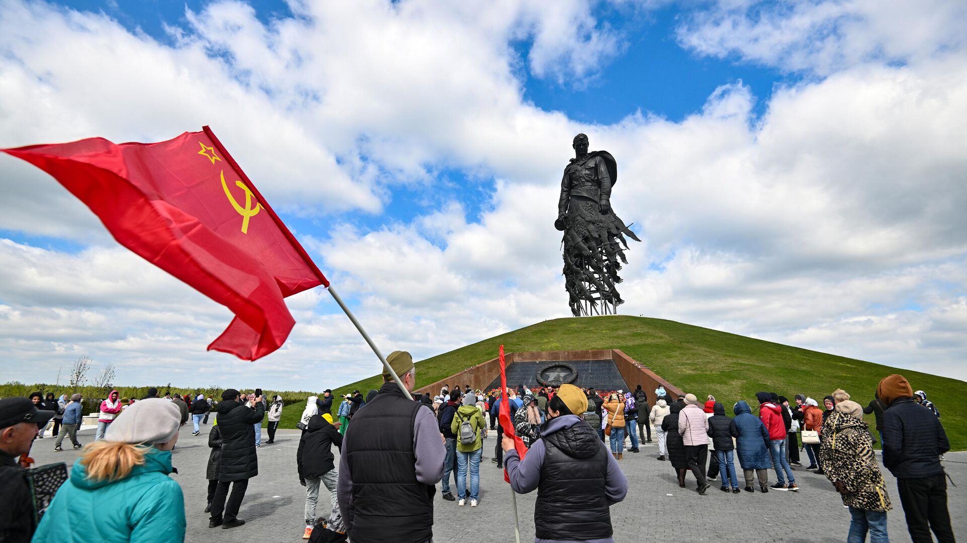 Участники празднования 79-летия Победы в Великой Отечественной войне у Ржевском мемориала Советскому солдату - РИА Новости, 1920, 14.11.2024