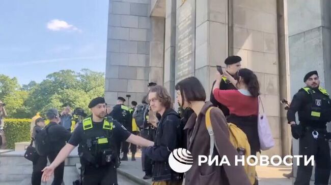 В Берлине полиция не позволила Бессмертному полку пройти единым строем. Кадр видео