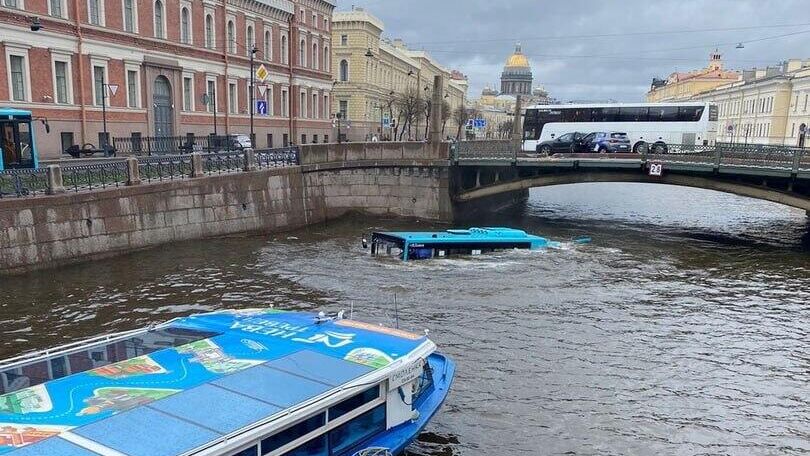 Автобус пробил ограду моста и упал в реку Мойку после столкновения с автомобилем в Санкт-Петербурге - РИА Новости, 1920, 10.05.2024