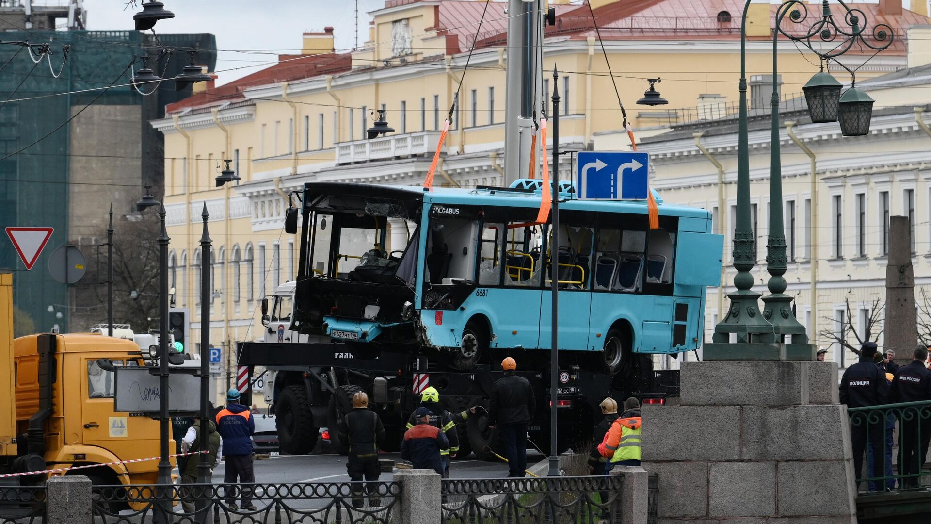 Сотрудники спасательной службы МЧС РФ поднимают упавший в реку Мойку с Поцелуева моста пассажирский автобус - РИА Новости, 1920, 12.05.2024