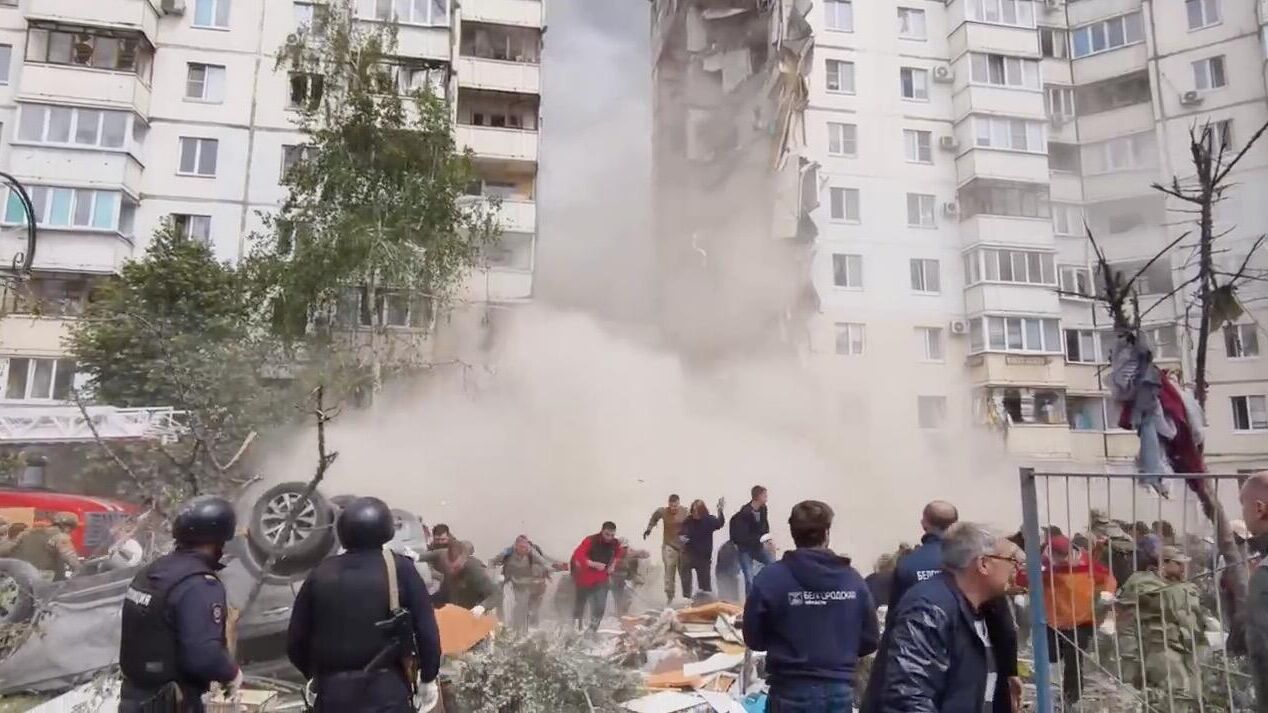 Момент обрушения крыши многоэтажки в Белгороде. Кадр видео - РИА Новости, 1920, 12.05.2024