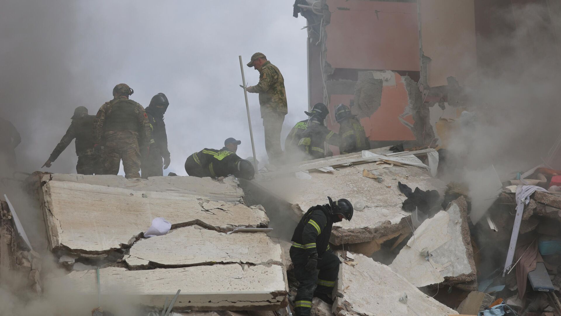 На месте обрушения подъезда жилого дома в Белгороде в результате обстрела ВСУ - РИА Новости, 1920, 12.05.2024
