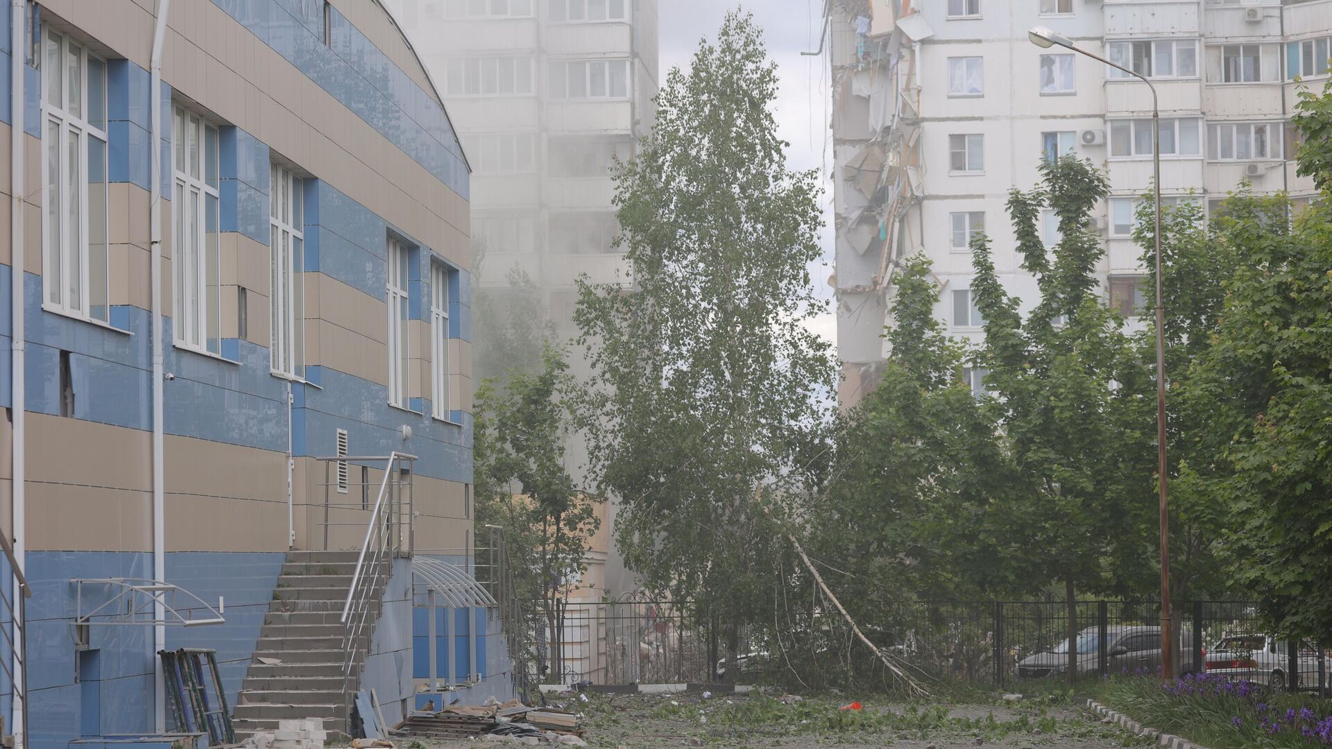 У места обрушения подъезда в жилом доме в Белгороде в результате обстрела ВСУ - РИА Новости, 1920, 12.05.2024