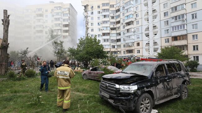 На месте обрушения подъезда в жилом доме в Белгороде в результате обстрела ВСУ