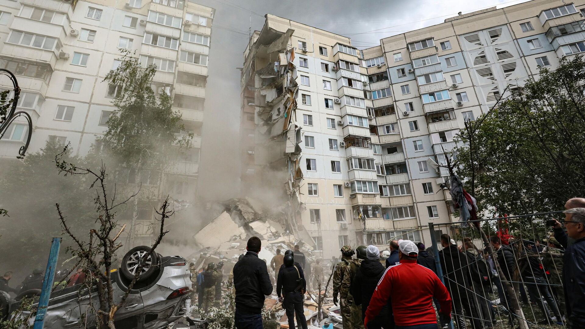 В Белгороде в результате обстрела ВСУ обрушился подъезд многоквартирного жилого дома - РИА Новости, 1920, 13.05.2024