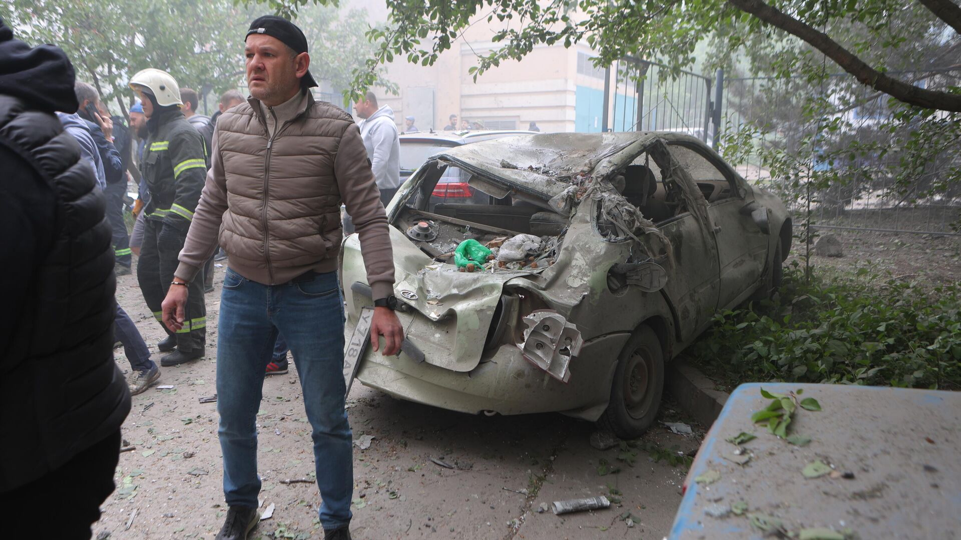 На месте обрушения подъезда дома в Белгороде в результате обстрела ВСУ - РИА Новости, 1920, 12.05.2024