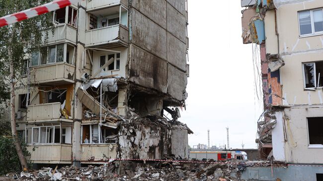 Поврежденный после удара ВСУ жилой 10-этажный дом на юго-западе Белгорода, где обрушился подъезд