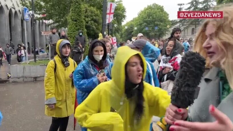 Митингующие в Тбилиси демонстранты напали на корреспондента телеканала Звезда - РИА Новости, 1920, 14.05.2024