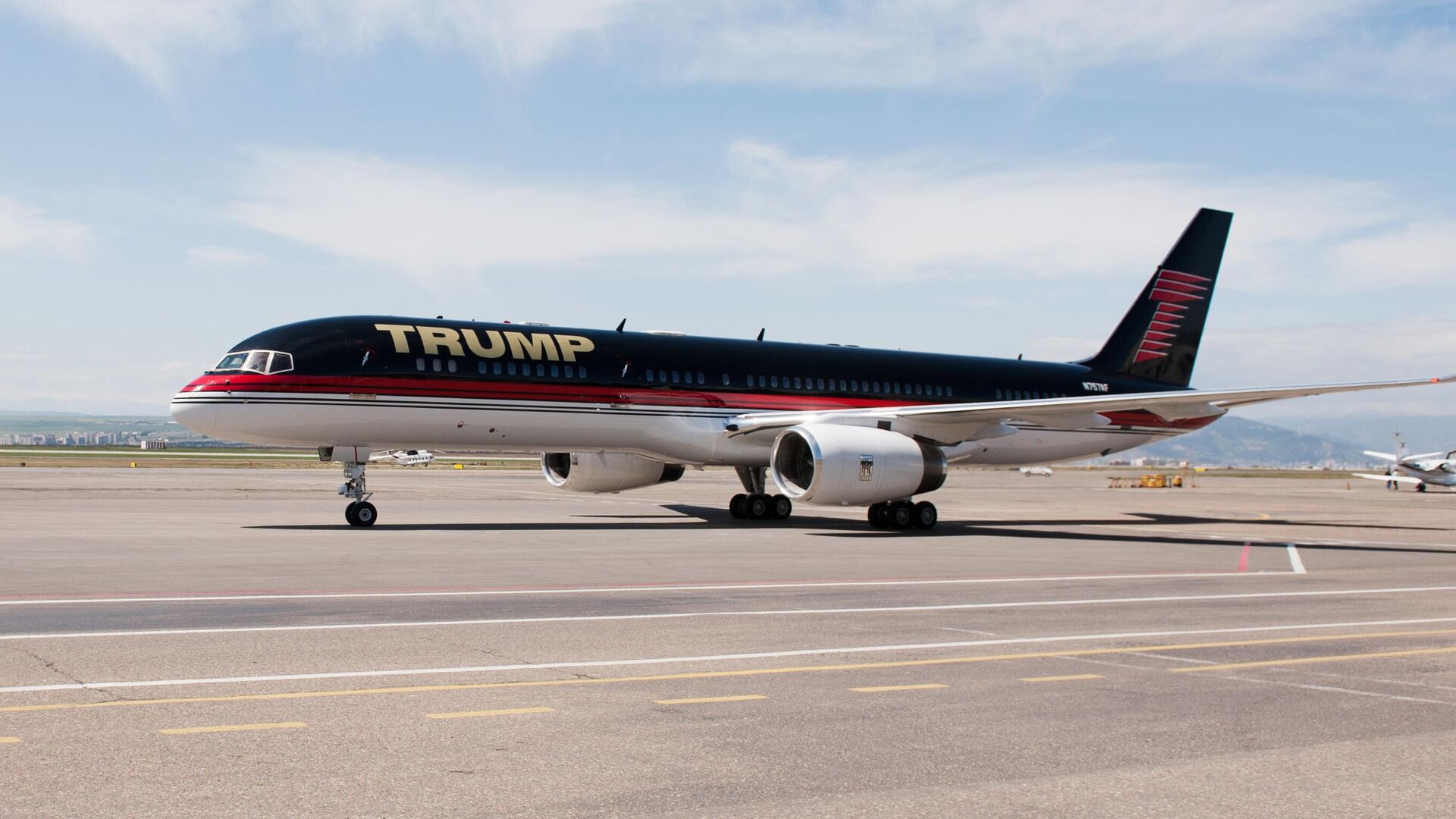 Самолет Boeing 757 Дональда Трампа - РИА Новости, 1920, 15.05.2024