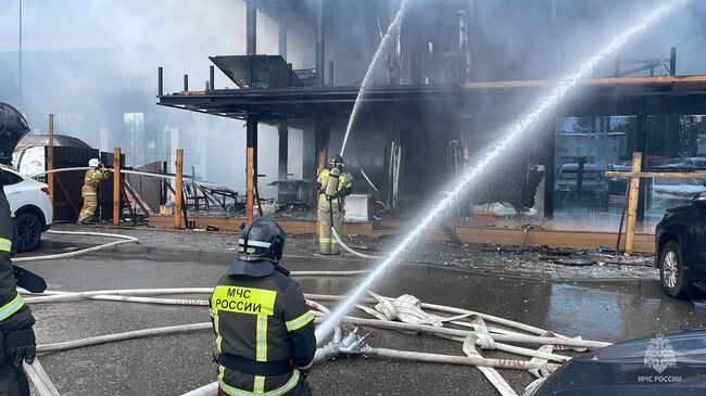 Сотрудники МЧС во время ликвидации пожара в Минеральных Водах 