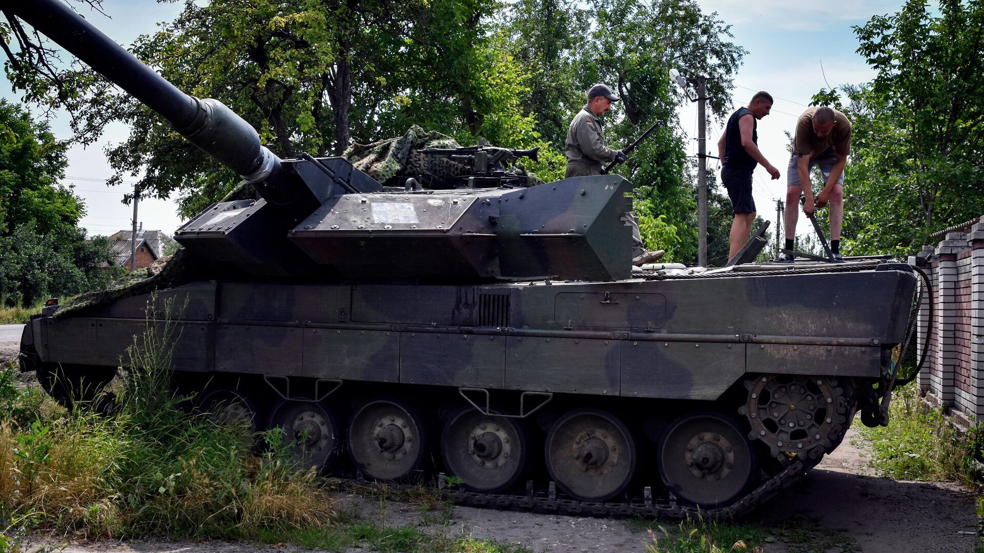 Украинские военные ремонтируют немецкий танк Leopard 2 - РИА Новости, 1920, 18.08.2024