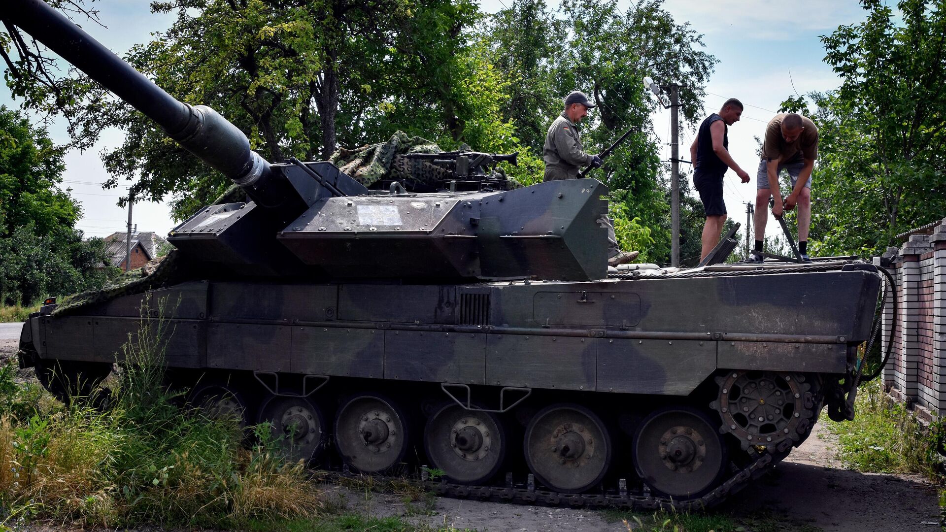 Украинские военные ремонтируют немецкий танк Leopard 2 - РИА Новости, 1920, 13.10.2024