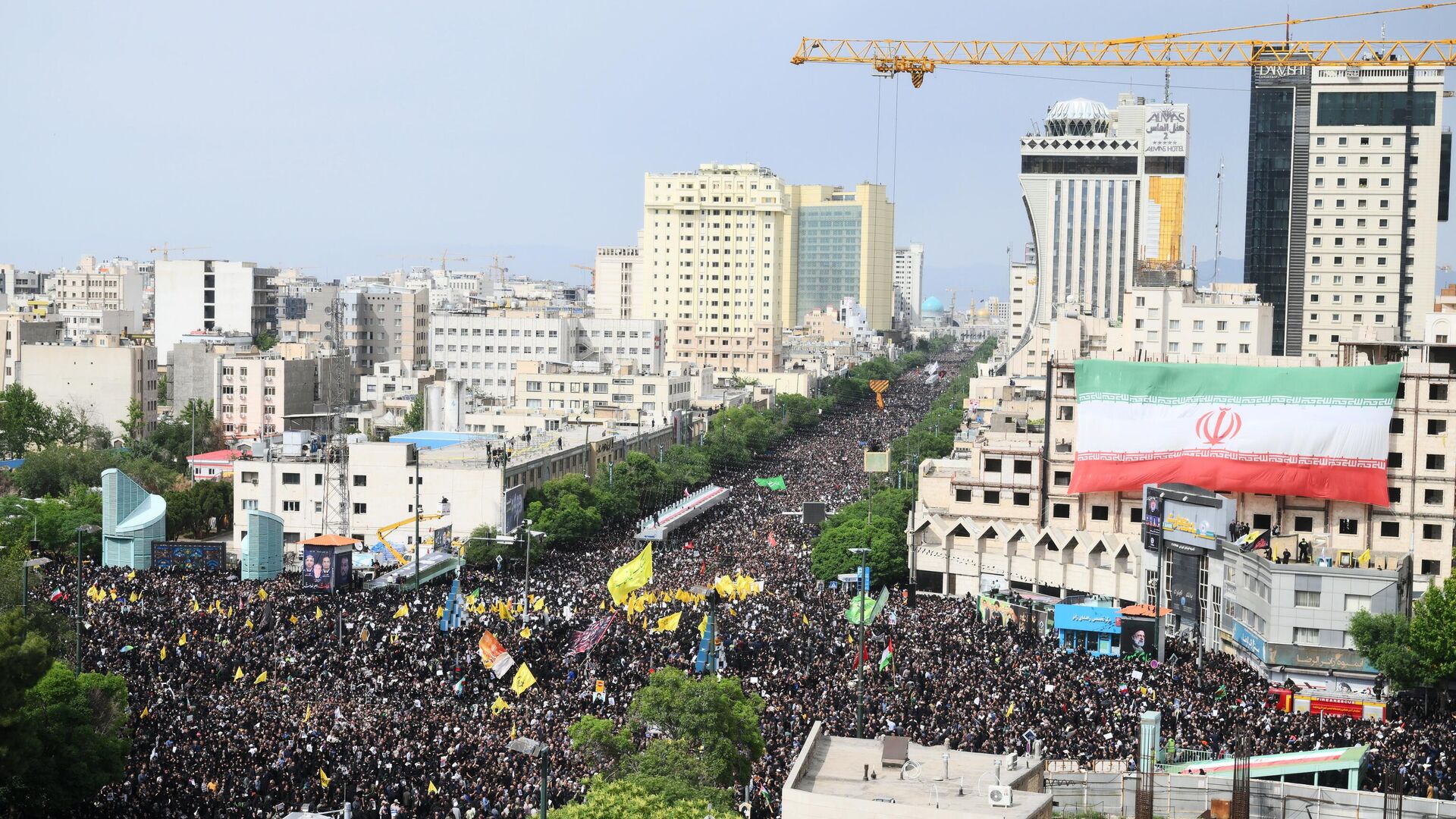 Траурные мероприятия в Мешхеде в память о погибшем президенте Ирана Эбрахиме Раиси. Архивное фото Траурные мероприятия в Мешхеде в память о погибшем президенте Ирана Эбрахиме Раиси. Архивное фото - РИА Новости, 1920, 23.05.2024