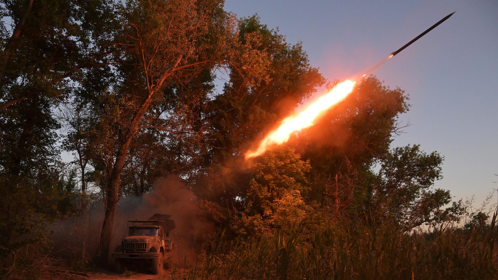 Военнослужащие ВС РФ ведут огонь из РСЗО 9К55 Град-1 в зоне СВО. Архивное фото - РИА Новости, 1920, 31.05.2024