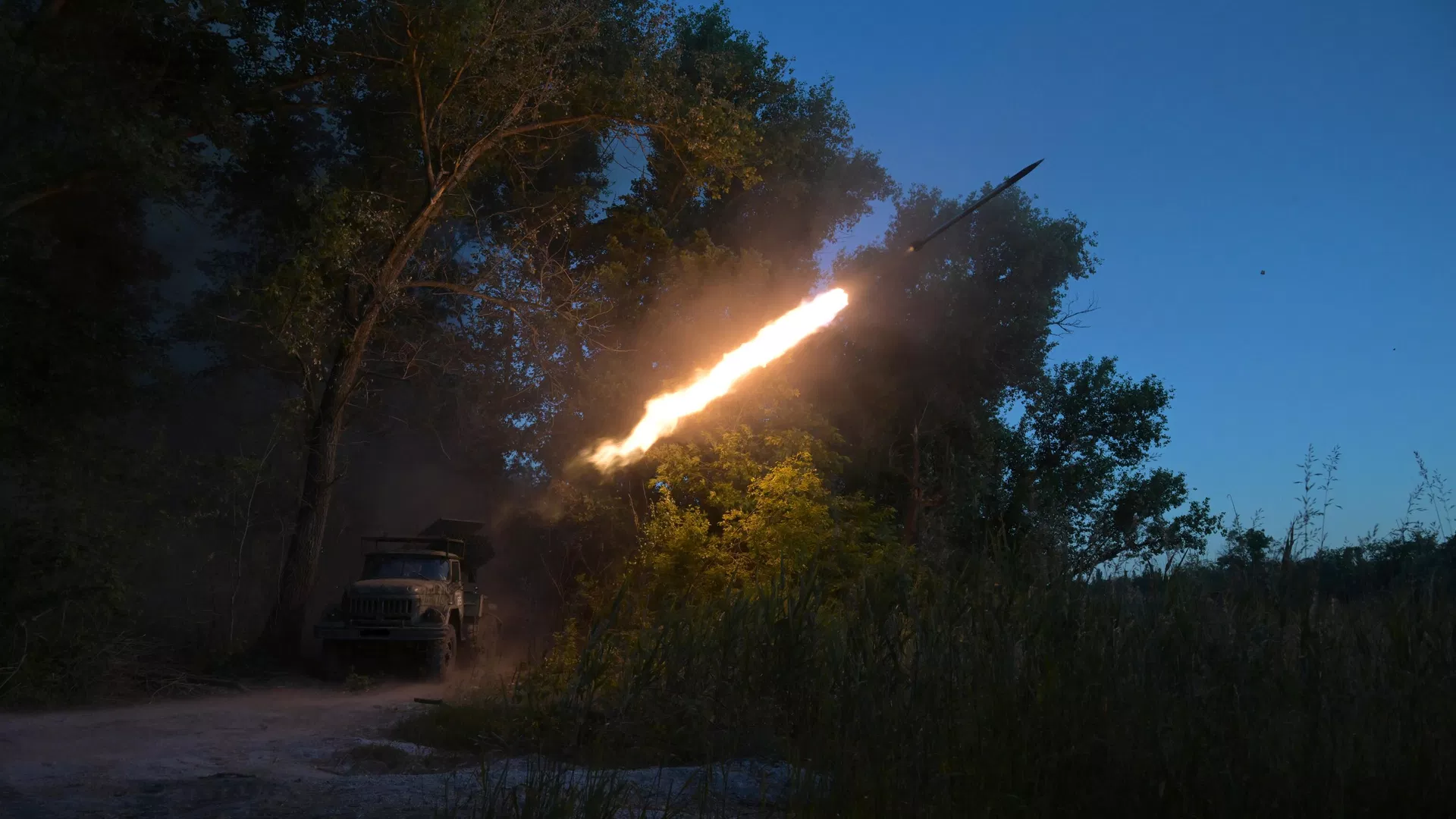 Военнослужащие ВС РФ ведут огонь из РСЗО 9К55 Град-1 в зоне проведения СВО - РИА Новости, 1920, 20.08.2026