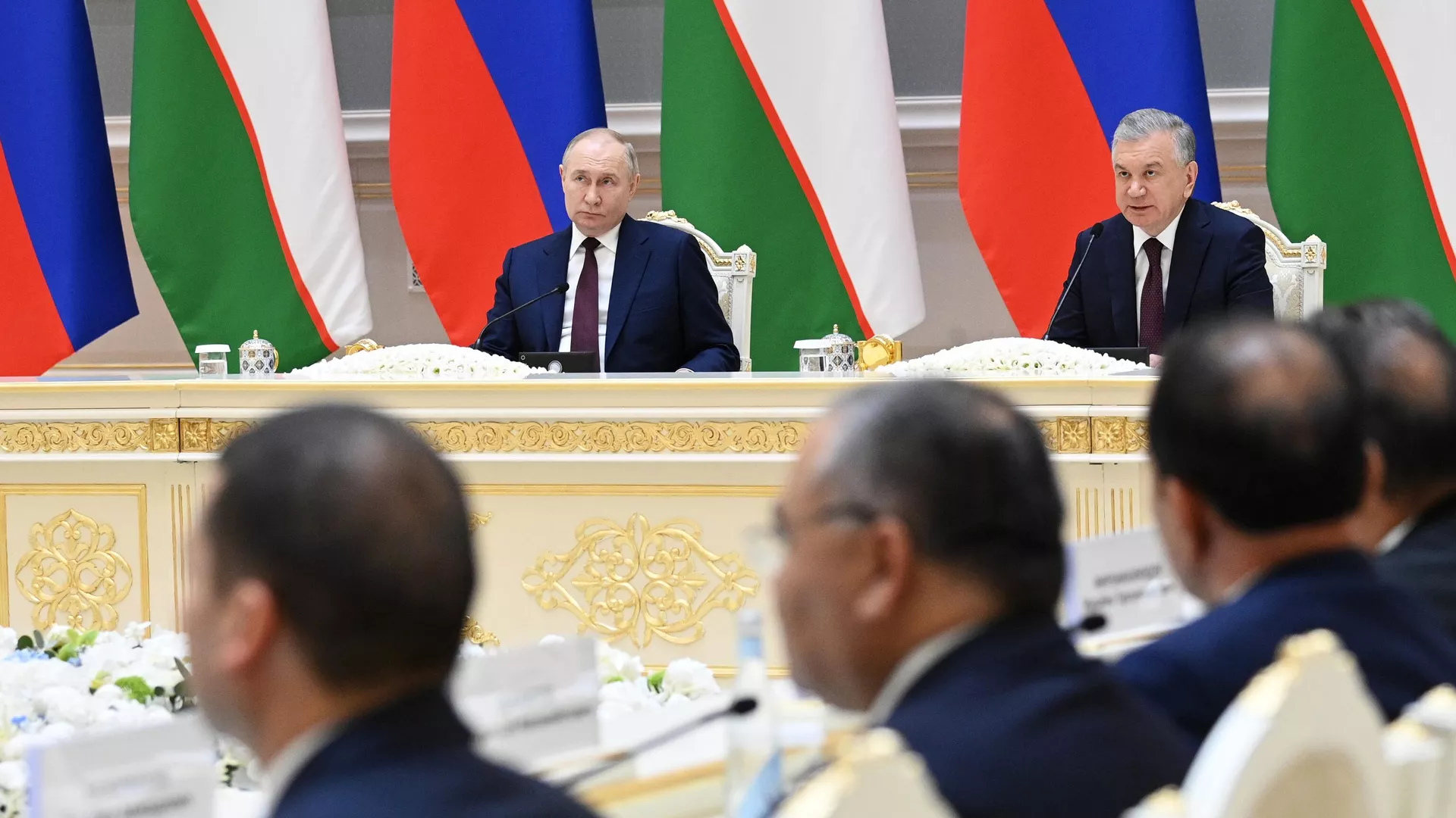 Президент РФ Владимир Путин и президент Узбекистана Шавкат Мирзиеев на российско-узбекистанских переговорах в расширенном составе в государственной резиденции Куксарой Президент РФ Владимир Путин и президент Узбекистана Шавкат Мирзиеев на российско-узбекистанских переговорах в расширенном составе в государственной резиденции Куксарой - РИА Новости, 1920, 28.05.2024