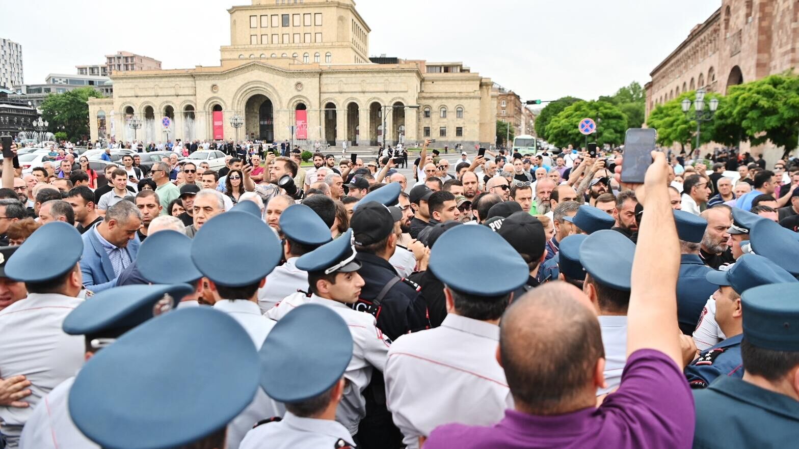 Участники акции протеста на площади Республики в центре Еревана. Архивное фото - РИА Новости, 1920, 09.06.2024