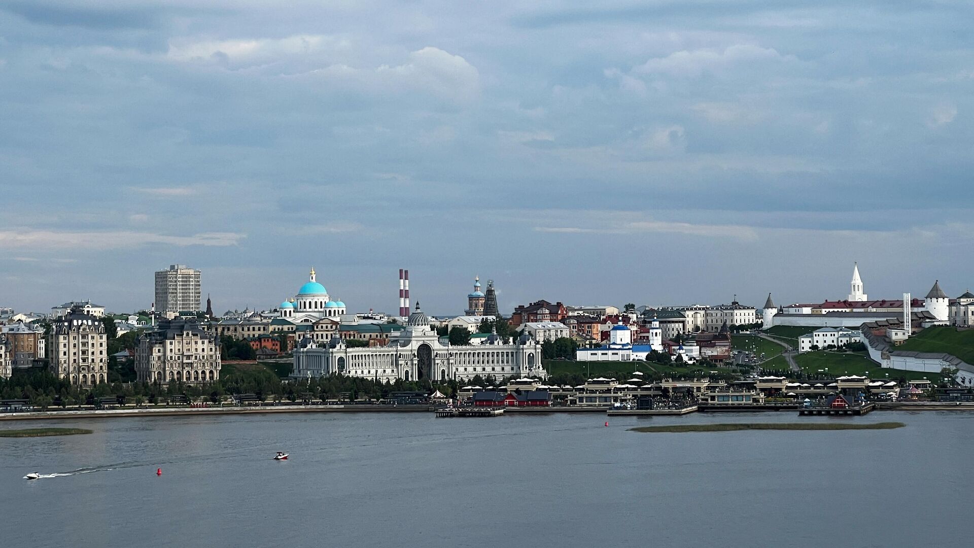 Вид на Кремлевскую набережную в Казани и центр города - РИА Новости, 1920, 21.06.2024