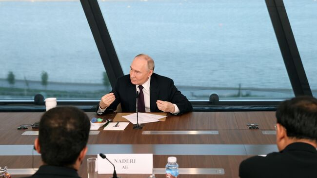 Президент РФ Владимир Путин проводит встречу с руководителями международных информационных агентств