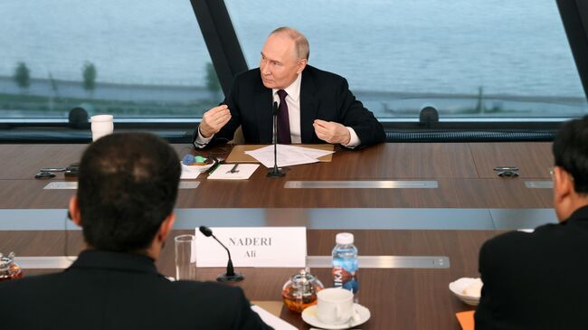 Президент РФ Владимир Путин проводит встречу с руководителями международных информационных агентств
