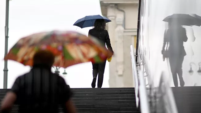 Люди во время дождя в Москве