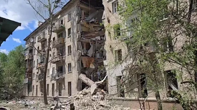 Подъезд многоквартирного жилого дома, обрушенный в результате обстрела Луганска со стороны ВСУ