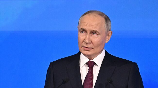 Президент России Владимир Путин выступает на пленарном заседании Петербургского международного экономического форума