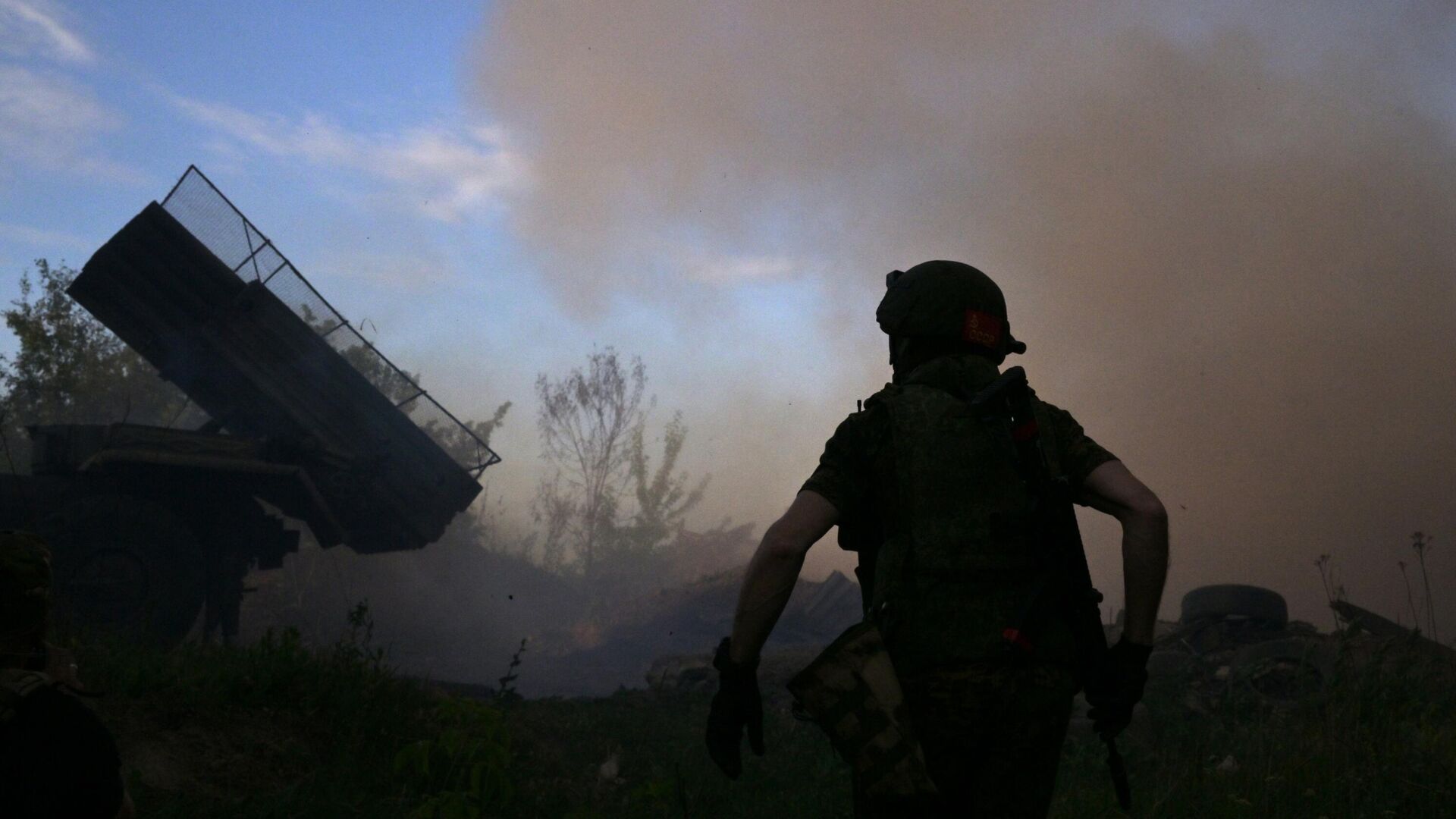 Военнослужащие ведут огонь из РСЗО 9К55 Град-1 в зоне проведения СВО. Архивное фото - РИА Новости, 1920, 11.06.2024