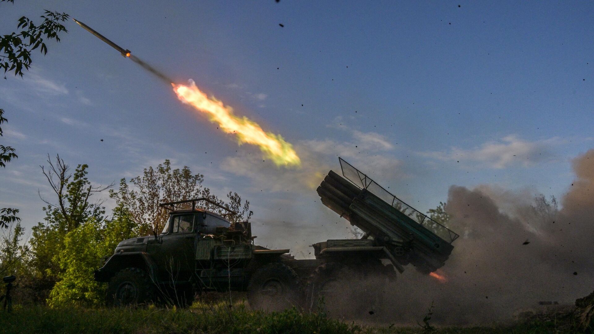 Военнослужащие ведут огонь из РСЗО 9К55 Град-1 в зоне проведения СВО. Архивное фото - РИА Новости, 1920, 10.06.2024