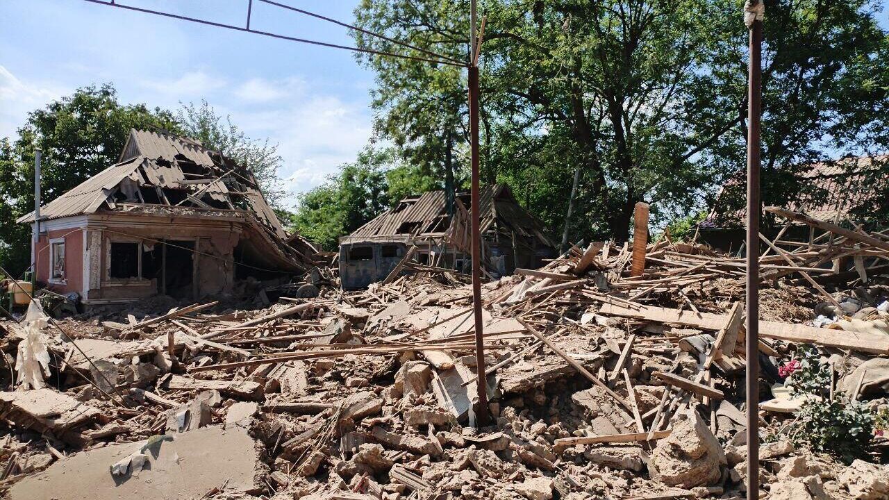 Последствия обстрела посёлка городского типа Новая Маячка в Херсонской области со стороны ВСУ - РИА Новости, 1920, 09.06.2024