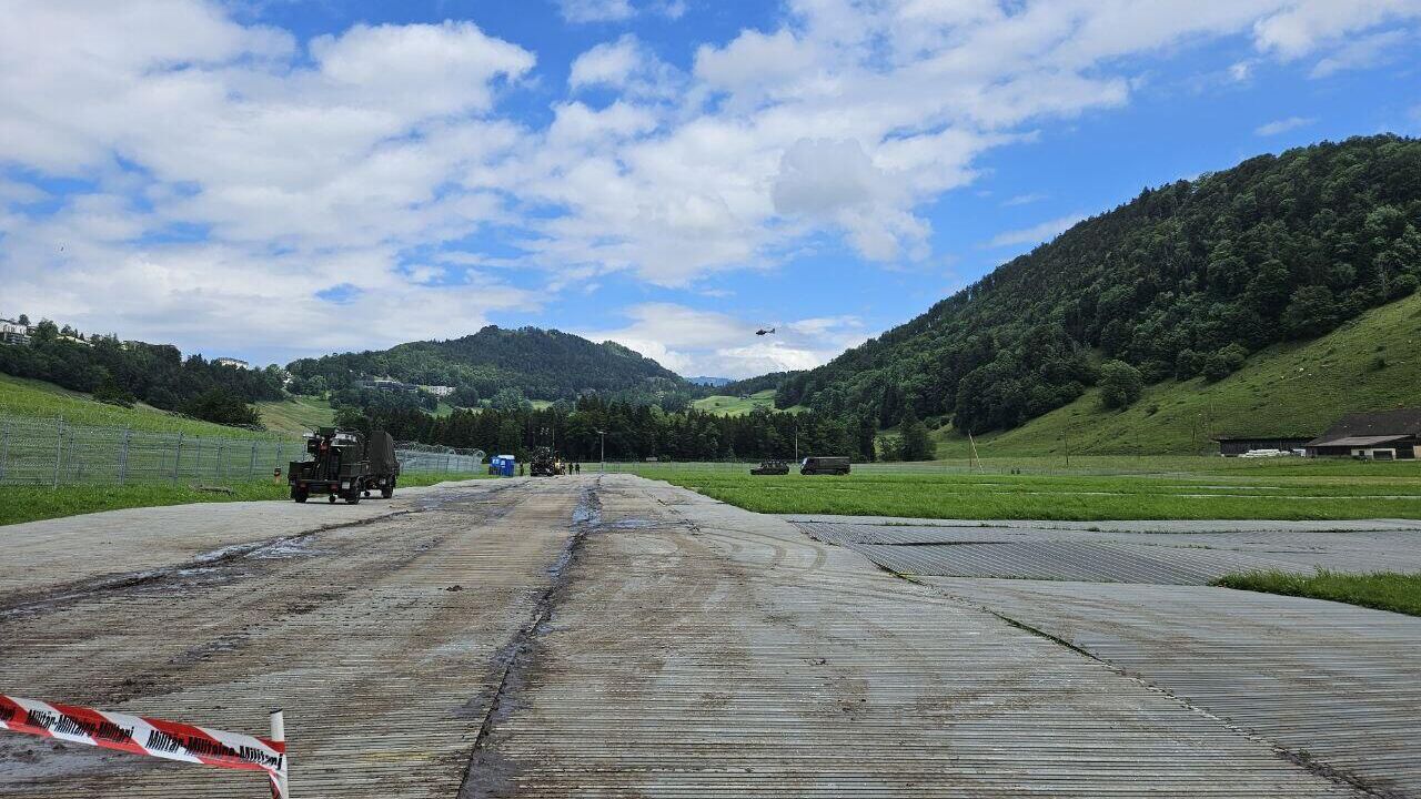 Швейцарские военные охраняют место проведения мирной конференции по Украине на курорте Бюргеншток - РИА Новости, 1920, 15.06.2024