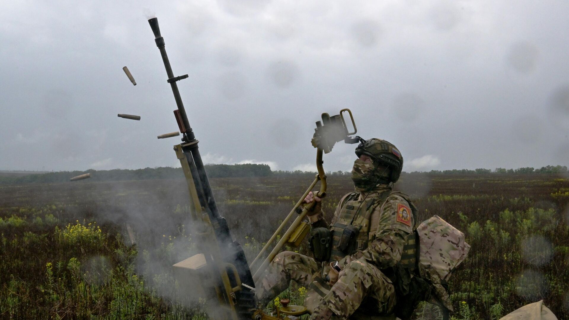 Военнослужащий ВС РФ ведет огонь из пулемета НСВ Утес по воздушной цели в зоне СВО - РИА Новости, 1920, 18.06.2024