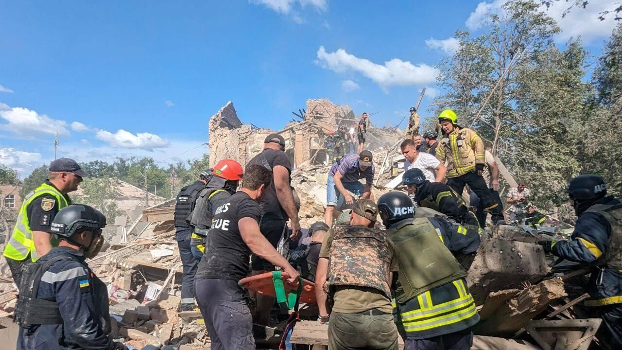 Последствия удара по жилому дому в Кривом Роге - РИА Новости, 1920, 13.06.2024