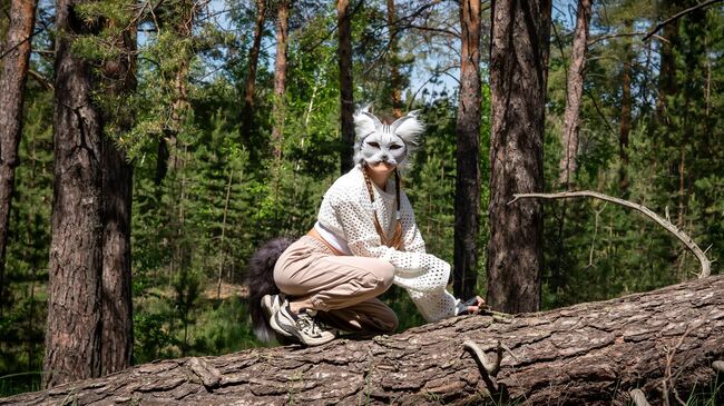 Девочка в маске кошки. Архивное фото