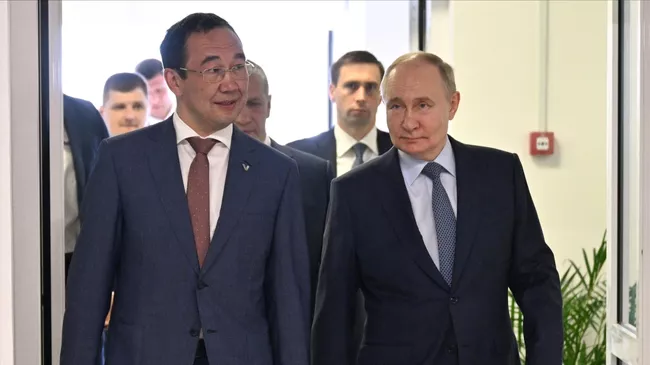Президент РФ Владимир Путин и глава Республики Саха (Якутия) Айсен Николаев во время осмотра выставки IT и креативной индустрии в Якутске