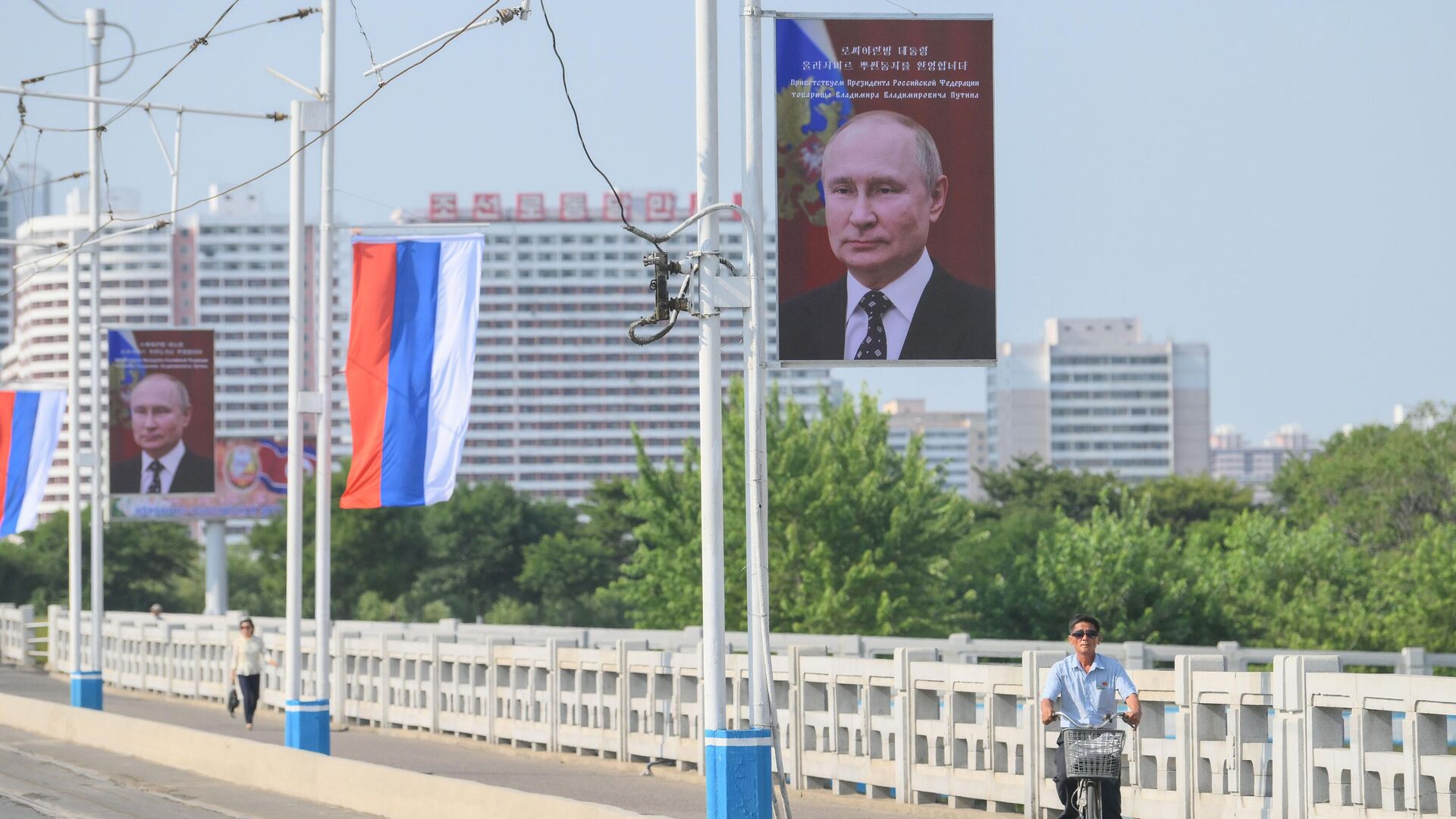 Баннеры с портретом президента РФ Владимира Путина и российские флаги на улице в Пхеньяне - РИА Новости, 1920, 19.06.2024