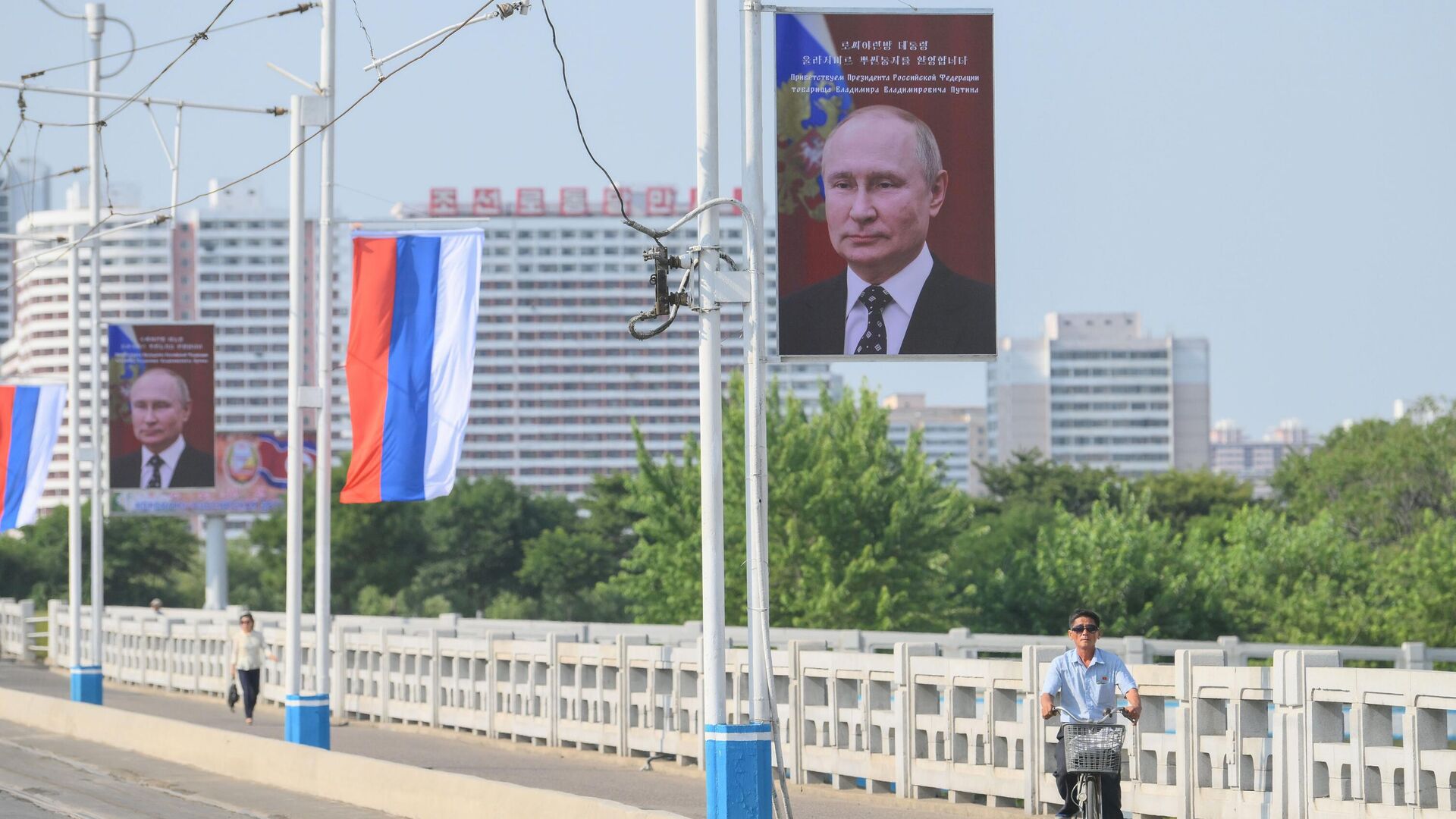 Баннеры с портретом президента РФ Владимира Путина и российские флаги на улице в Пхеньяне - РИА Новости, 1920, 19.06.2024