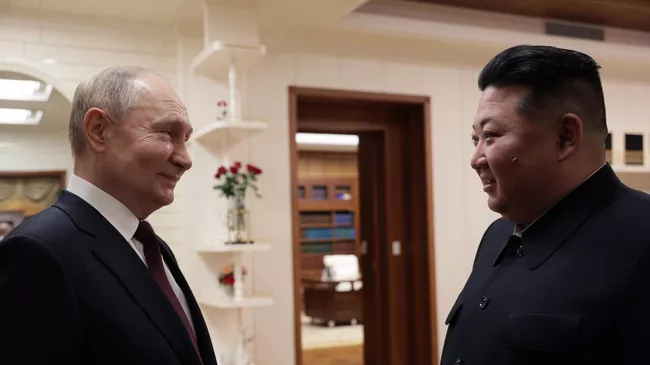 Президент России Владимир Путин и председатель государственных дел Корейской Народно-Демократической Республики Ким Чен Ын