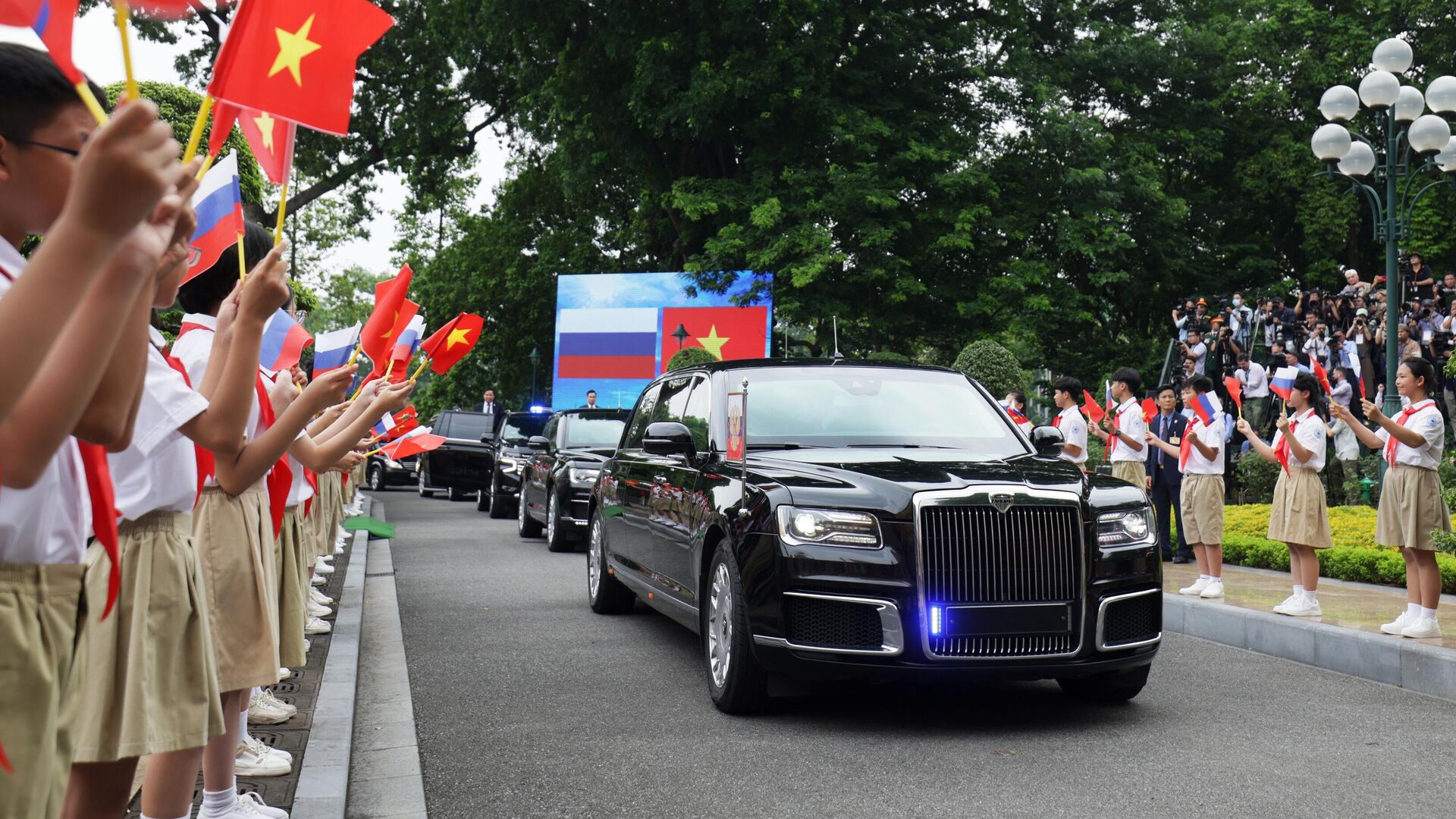 Кортеж президента РФ Владимира Путина перед началом церемонии официальной встречи с президентом Социалистической Республики Вьетнам То Ламом на площади у Президентского дворца в Ханое - РИА Новости, 1920, 20.06.2024