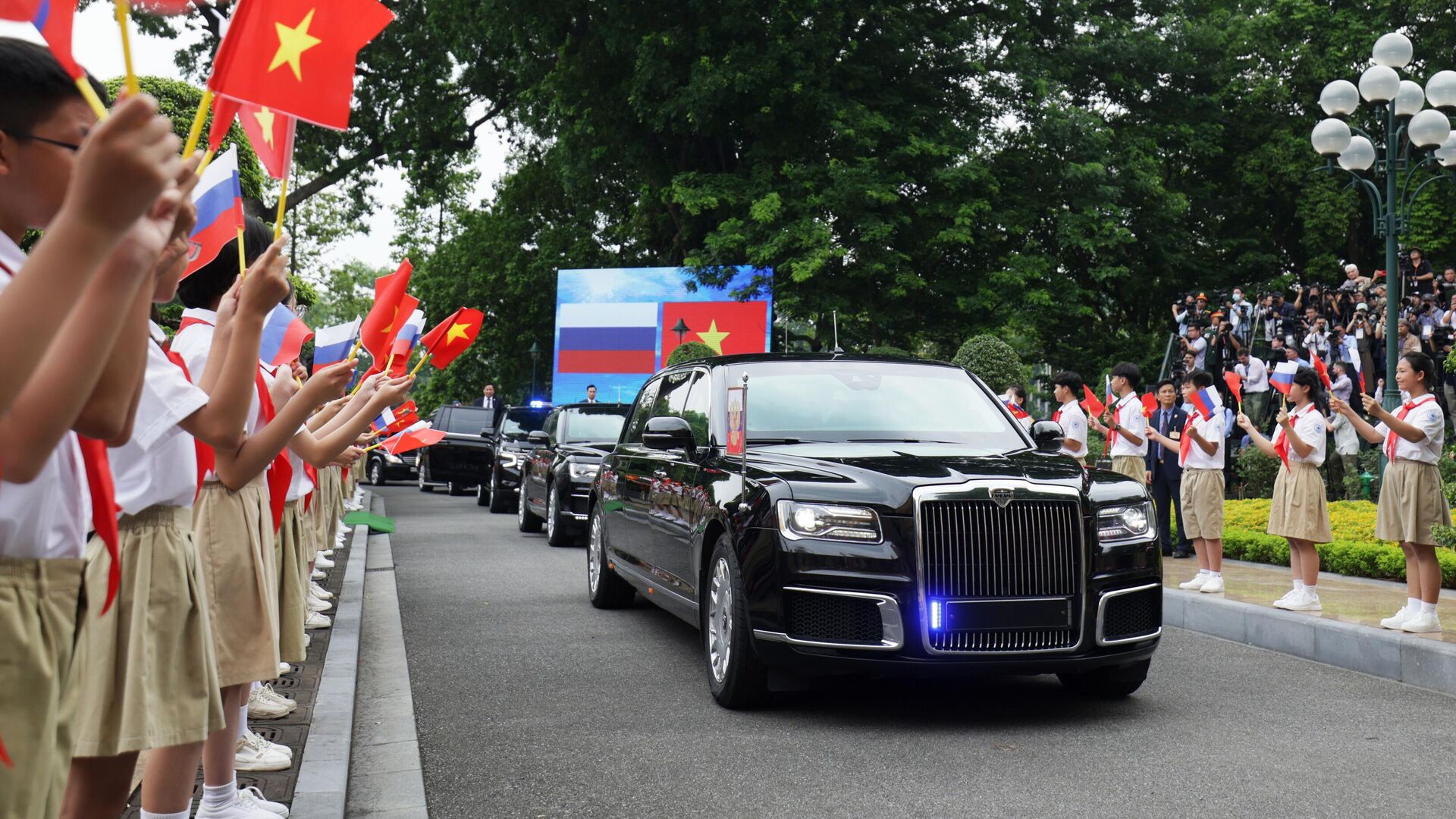 Кортеж президента РФ Владимира Путина перед началом церемонии официальной встречи с президентом Социалистической Республики Вьетнам То Ламом на площади у Президентского дворца в Ханое - РИА Новости, 1920, 20.06.2024