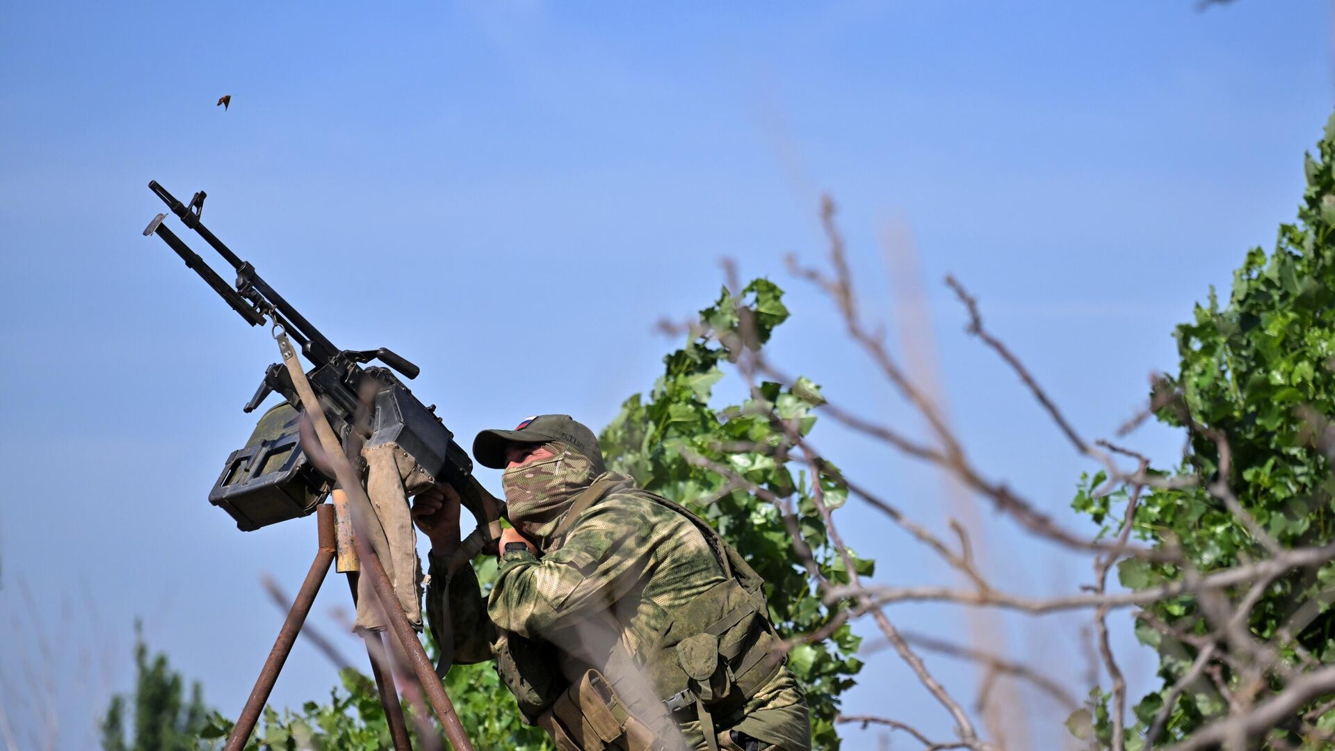 Военнослужащий ВС РФ ведет огонь из пулемета по воздушной цели - РИА Новости, 1920, 22.06.2024