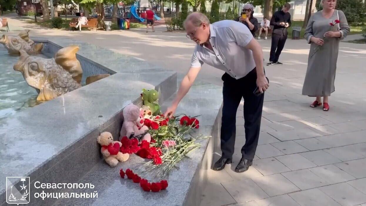 Стихийный мемориал в память о погибших в Севастополе. Кадр видео - РИА Новости, 1920, 23.06.2024