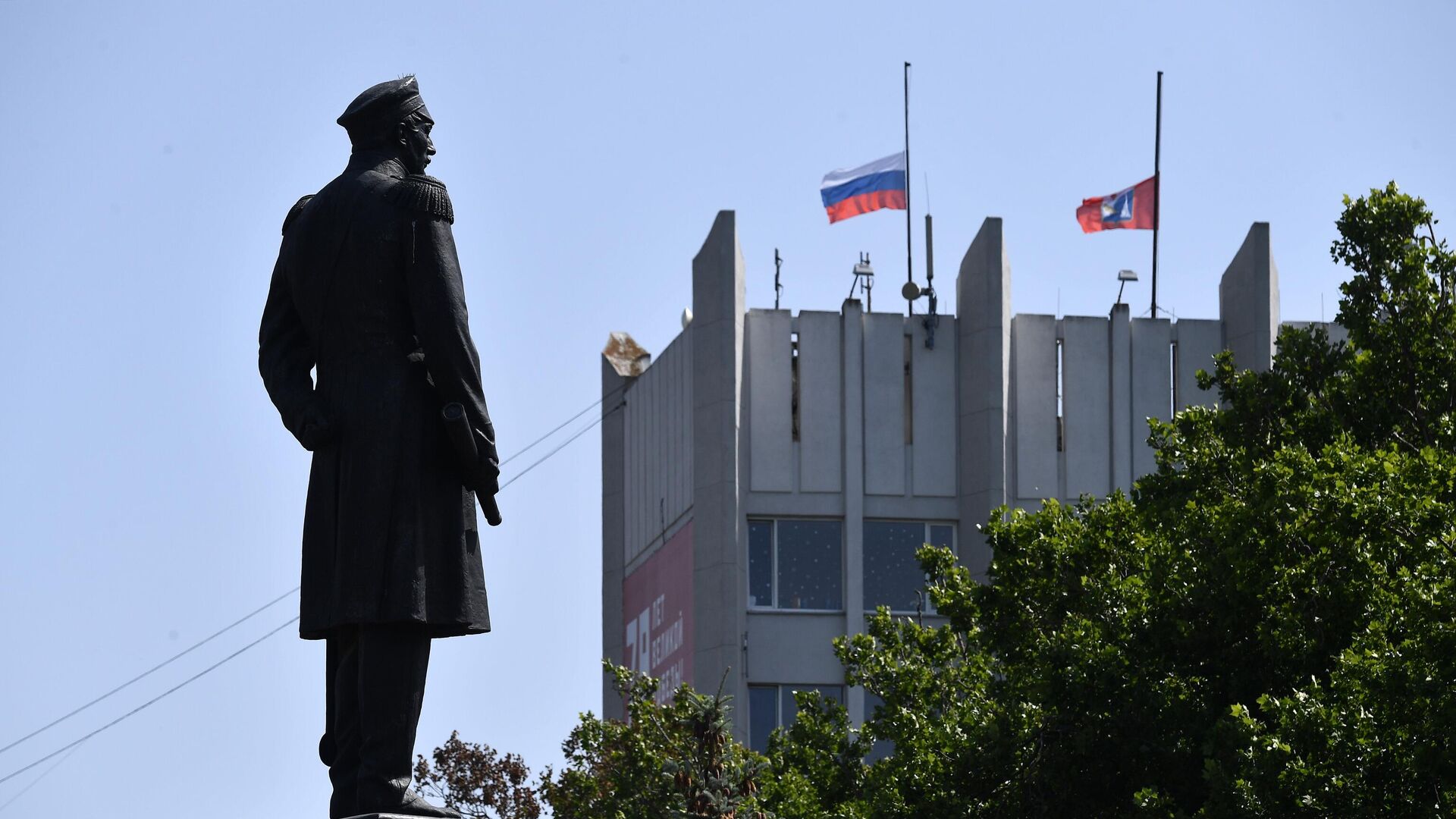 Приспущенные государственные флаги над зданием правительства Севастополя в день траура по погибшим в результате ракетной атаки ВСУ - РИА Новости, 1920, 24.06.2024