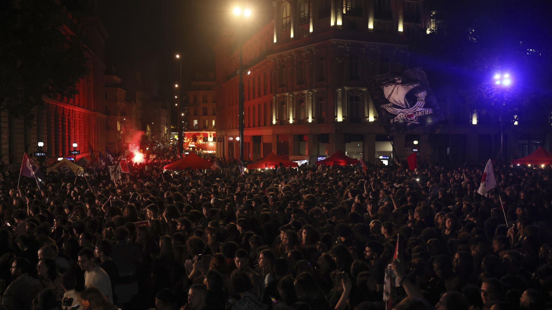 Митинг в Париже против партии Национальное объединение, лидирующей в I туре выборов в законодательные органы - РИА Новости, 1920, 03.07.2024