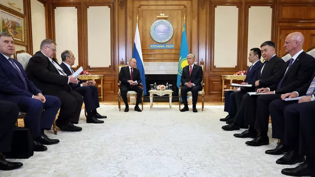 Президент России Владимир Путин и президент Республики Казахстан Касым-Жомарт Токаев во время встречи на полях саммита Шанхайской организации сотрудничества