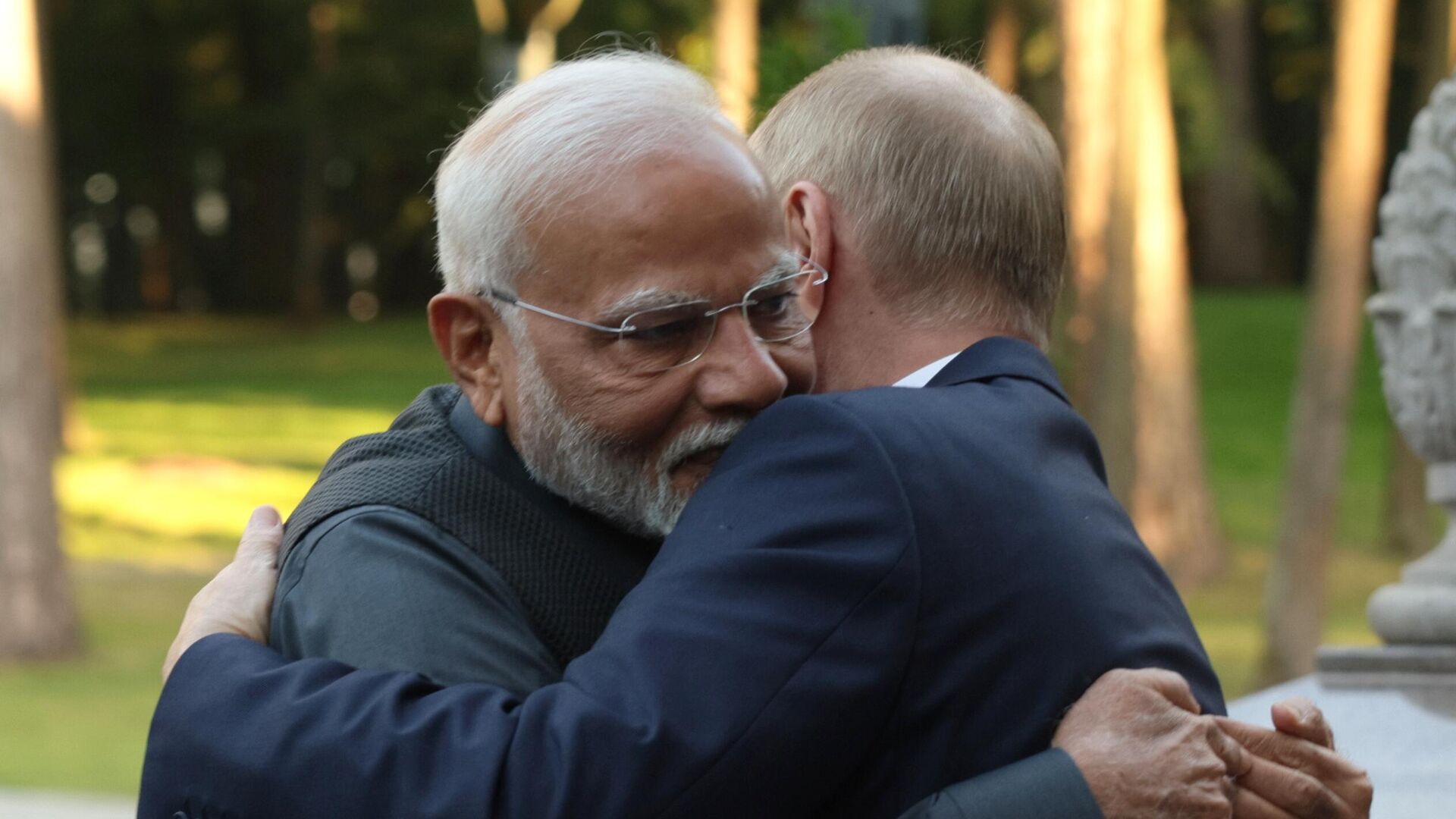 Президент РФ Владимир Путин и премьер-министр Индии Нарендра Моди (слева) во время встречи в резиденции Ново-Огарево - РИА Новости, 1920, 07.10.2025