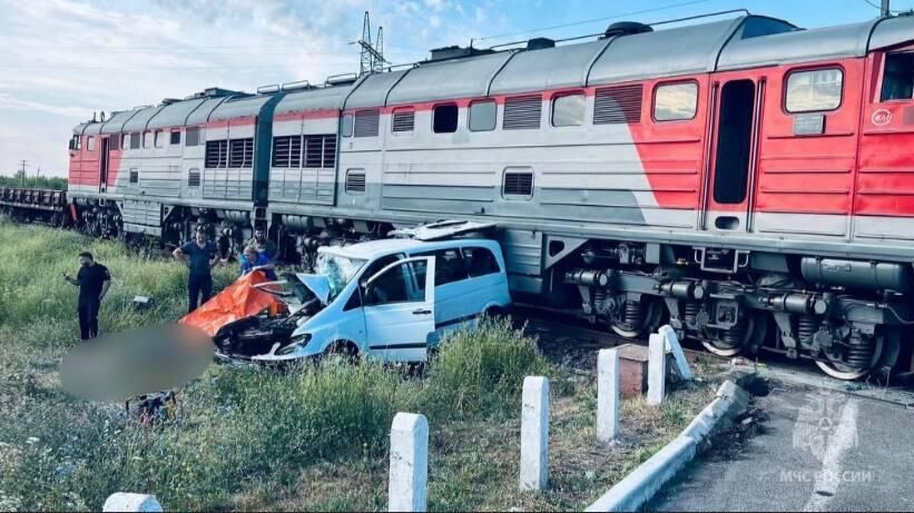 Сотрудники МЧС на месте ДТП на трассе Москва — Симферополь в Запорожской области - РИА Новости, 1920, 09.07.2024