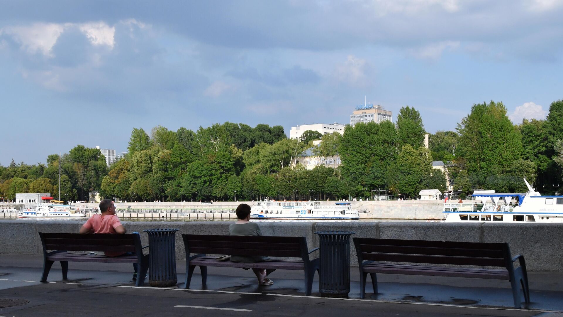 Люди отдыхают на набережной в Москве - РИА Новости, 1920, 01.08.2025