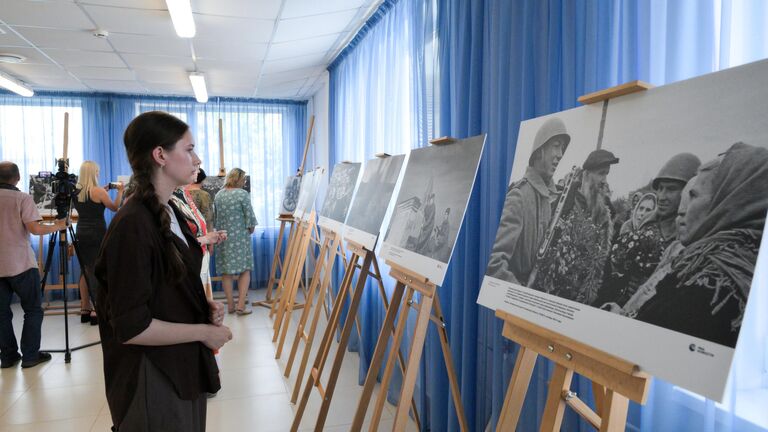 Посетители на открытии фотовыставки мультимедийного проекта Освобождение. Путь к Победе в Псковской областной научной библиотеки им. В. Я. Курбатова